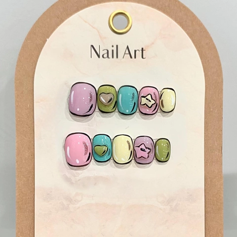 Handgemachte Press On Nails 2D Cartoon Pop Art Stil Kurz Rund Quadratisch Macaron Farben 3D Geprägtes Herz Stern Süß