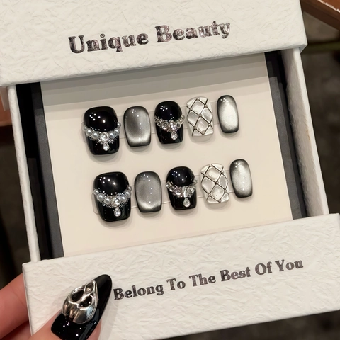 Uñas Postizas Hechas A Mano Ojo De Gato Negro Patrón De Cuadros Con Diamantes De Imitación Y Perlas Artificiales Corto Cuadrado Elegante Mujeres
