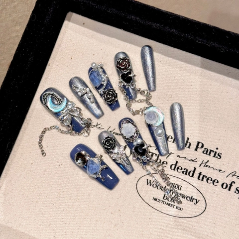 Handgefertigte Gothic Dunkelblaue Silbergraue Glitzer Künstliche Nägel Mit 3D Rose Metallkette Künstliche Perle Strass Lange Sargform Nägel