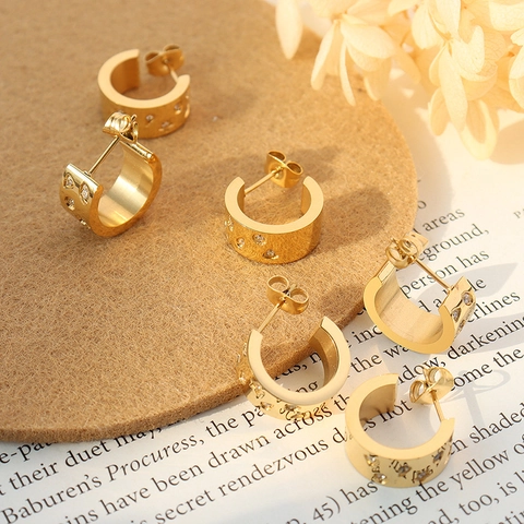 Orecchini A Cerchio A C Per Donna Con Zircone Stella Incisa Placcati Oro 18K Perno In Acciaio Al Titanio Geometrici