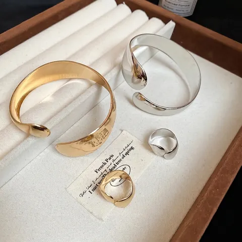 Brazalete Abierto Ovalado Y Anillo Metal Pulido Acabado Espejo Minimalista Ajustable Estilo Moderno Joyería De Moda Para Mujeres