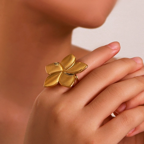 Anello Fiore Acciaio Inossidabile Placcato Oro 18K Regolabile Aperto Petali Strutturati Geometrici Boho Donna