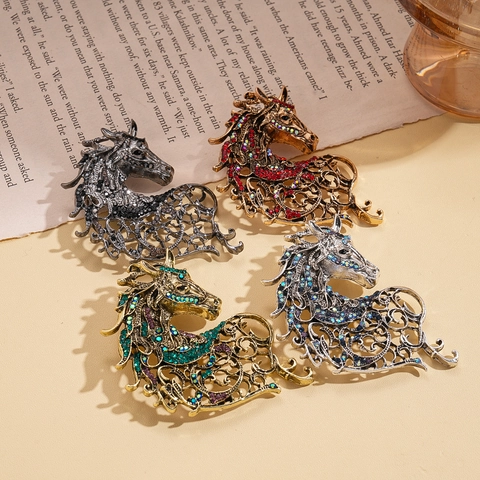 Horse Head Brooch Pin Hollow Out Alloy Rhinestone Vintage Palace Style Animal Jewelry Corsage For Women Suit Accessory
