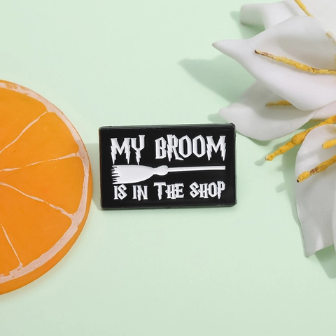 Magische Bezem Cartoon Legering Emaille Pin My Broom Is In The Shop Belettering Rechthoekige Badge Broche Accessoires Voor Halloween Feest Vrouwen
