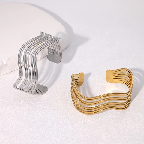 Bracciale Rigido Aperto Multistrato Ondulato In Acciaio Inossidabile Placcato Oro 18K Minimalista Geometrico Da Donna