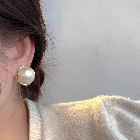 Large Artificial Pearl Stud Earrings Alloy Gold Plated Round High Gloss French Retro Vintage Elegant For Women