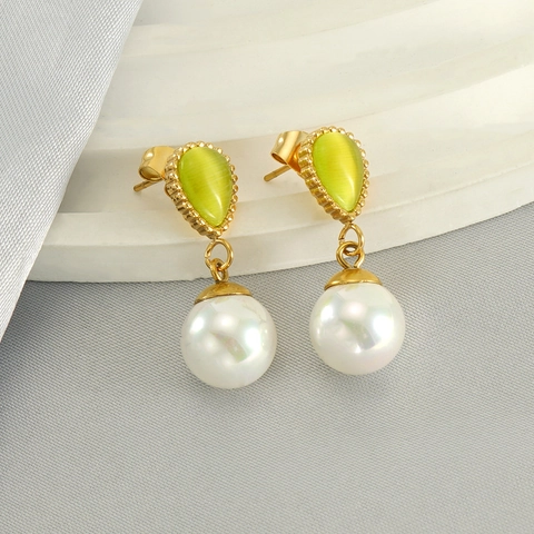 Französische Vintage 18K Vergoldete Edelstahl Tropfenohrringe Mit Grünem Katzenaugenstein Und Künstliche Perle Eleganter Schmuck