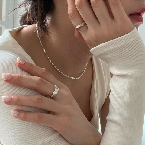 Minimalistisches Collier Aus 925er Sterlingsilber Mit Facettierten Rundperlen In Verschlungenem Design Elegante Schmuck