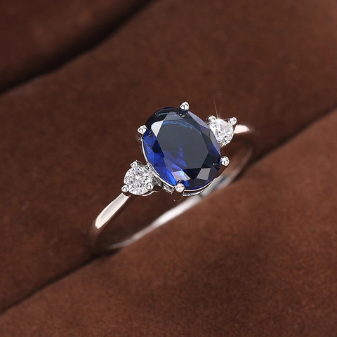 Anello In Rame Da Donna Elegante Con Pietra Preziosa Blu Ovale E Zirconia Bianca Tre Pietre Colore Argento