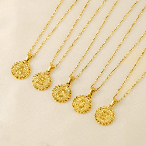 Collar Con Colgante De Acero Inoxidable Bañado En Oro De 18K Moneda Redonda Textura Martillada Letra Del Alfabeto Inicial Joyería