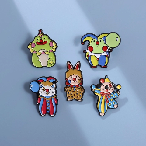 Broche en Email d'Animal de Clown de Cirque Dessin Animé Grenouille Chat Lapin Chien Badge en Alliage de Zinc pour Sac à Dos