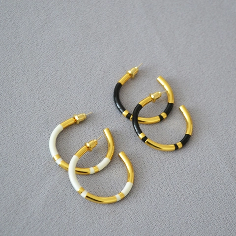 Orecchini A Cerchio A Forma Di C Minimalisti Smalto A Righe Ottone Placcato Oro 18K Con Perno In Argento 925 Per Donna