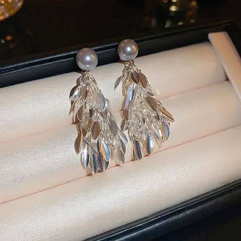 Orecchini Pendenti Eleganti Con Perla Artificial Grigia Con Nappa A Grappolo Di Foglie In Metallo Argentato E Perno In Argento