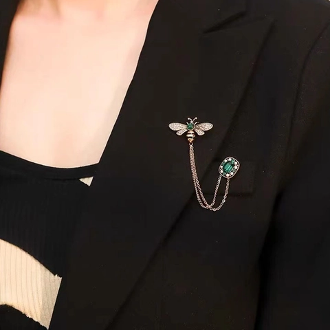 Vintage Alloy Rhinestone Bee Brooch With Tassel Chain Emerald Green Crystal Artificial Pearl Court Style Costume Pin Jewelry For Women