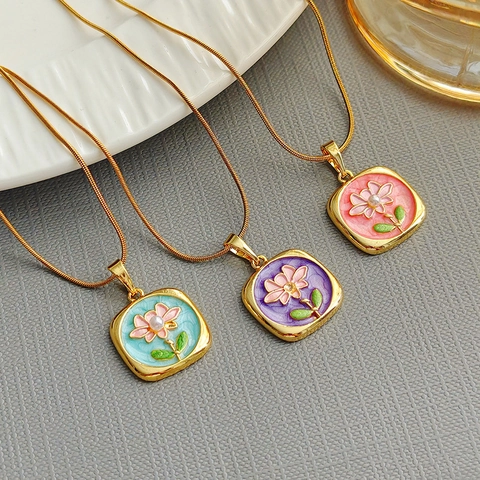 Collier Pendentif Fleur en Émail Vintage pour Femmes Acier Titane Chaîne en Os de Serpent Or Künstliche Perle d'Imitation Lotus