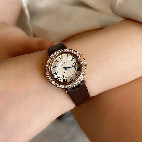 Montre à Quartz de Mode pour Femmes Avec Lunette en Strass Cadran Chiffres Romains Résistant à l'Eau Boîtier en Alliage Bracelet en Cuir Acier Inoxydable