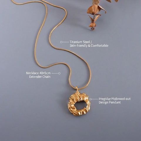 Collana Con Pendente Tondo Cavo Irregolare Acciaio Al Titanio Placcato Oro 18K Texture Vintage Catena A Serpente Gioielli