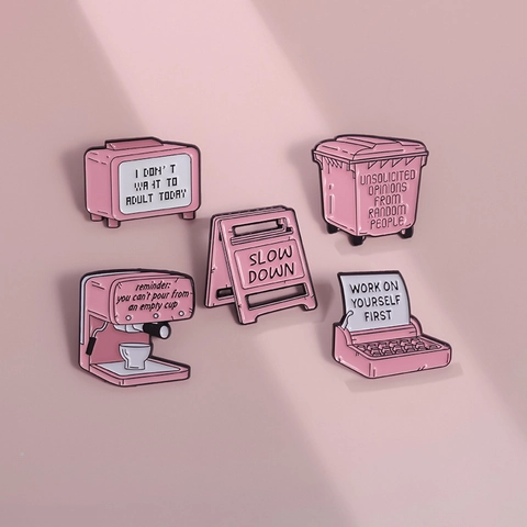 Pin de Esmalte Rosa Con Citas Divertidas Broche de Aleación Insignia Cafetera Máquina de Escribir TV Papelera Accesorio Creativo Para Ropa Bolso Joyería Unisex