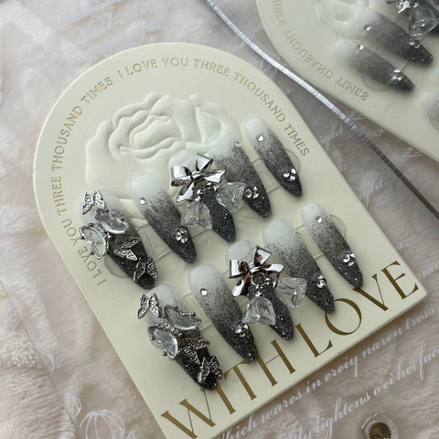 Handgefertigte Aufklebenägel Lange Sargform Grau Ombre Glitzer Mit 3D Silber Schmetterling Schleife Anhänger Strass