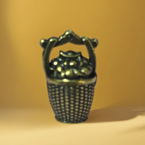Miniatur Korb Ornament Legierung Messing Stil Reichtum Symbol Desktop Dekoration Vintage Chinesischer Fruchtkorb Figur