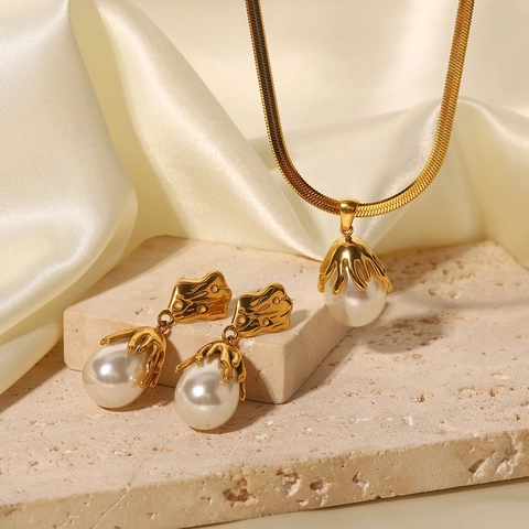 Set di Gioielli Vintage in Acciaio Inossidabile Placcato Oro 18K per Donna Ciondolo con Perla Artificiale Barocca Collana a Catena a Serpente Orecchini a Goccia