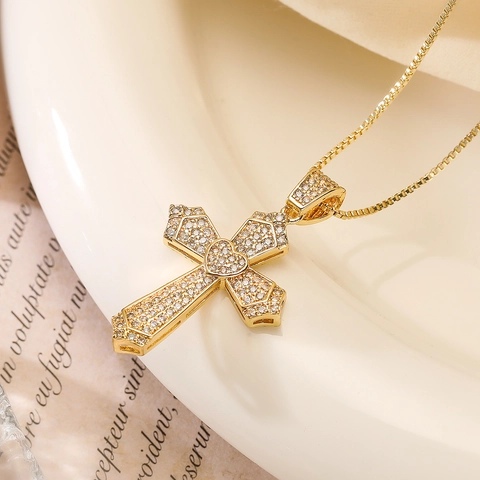 Luxuriöse Kreuz Anhänger Halskette 18K Vergoldetes Kupfer Funkelnder Zirkonia Herz Mode Schmuck Für Frauen