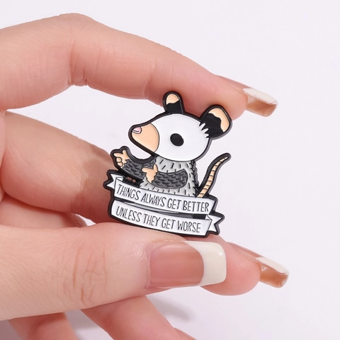 Lustige Cartoon Opossum Emaille Pin Dinge Werden Immer Besser Humorvolles Zitat Tier Legierung Brosche Pin Für Rucksäcke Jacken Schmuck