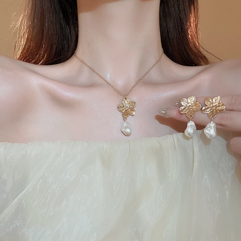 Collana E Orecchini Fiore Dorato Vintage Künstliche Perle Barocche Sintetiche Con Perno In Argento Per Donna Stile Francese Elegante