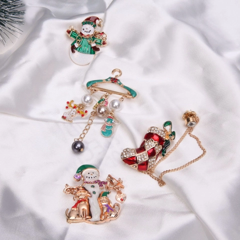Broches De Navidad Aleación Esmalte Rhinestone Alfileres Festivos Muñeco De Nieve Árbol De Navidad Campana Guirnalda Joyas Mujer