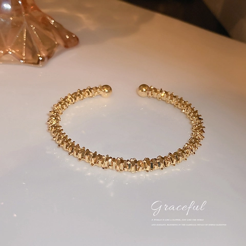Geometrischer Offener Armreif Legierung Galvanisiert Unregelmäßige Goldkörnung Minimalistischer Moderner Schmuck Für Damen