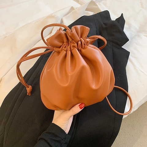 Damen PU Leder Eimer Tasche Kordelzug Geraffte Cloud Pouch Umhängetasche Chic Weich Plissee Täglich Mode