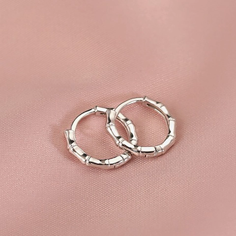 Boucles d'Oreilles Créoles Minimalistes en Nœud de Bambou pour Femmes en Cuivre Plaque Platine Petits Bijoux de Mode Style Navette