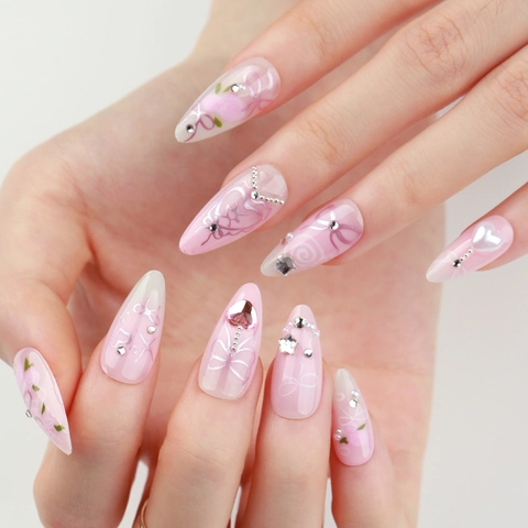 Zoete Roze Witte Amandel-Druk Op Nagels Met Strass- En Kunstpareldecoratie En Rozenpatroon Met Strik Voor Dames Romantische Stijl