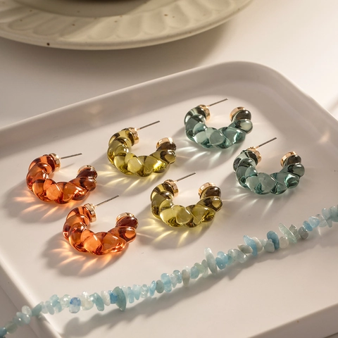 Twisted Hoop-Ohrringe Transparentes Harz Buntes C-Form Minimalistischer Stil Für Frauen Mit Edelstahl-Ohrstecker