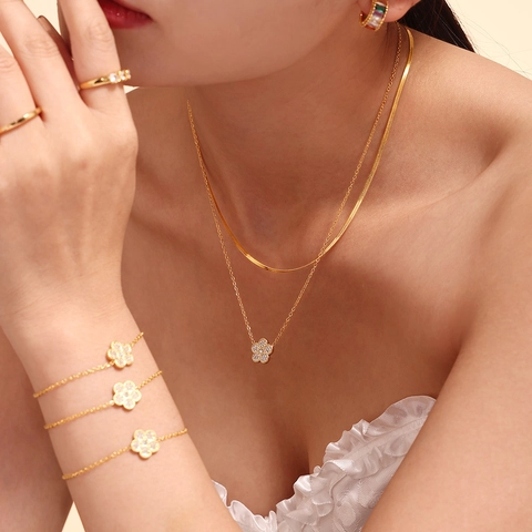 Ketting En Armband Met Vijfbladige Bloemhanger PVD Verguld Titaniumstaal Zirkoon Ingelegd Elegante Damesjuwelen