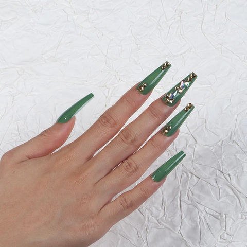 Uñas Postizas Largas Coffin De Presión Verde Oscuro Brillante Lujo Diamantes Y Remaches De Aleación Para Mujeres