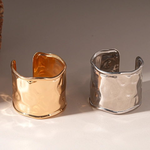 Gehämmerte Metall Armspange Breite Irreguläre Faltenstruktur Offenes Armband Minimalistischer Moderner Schmuck