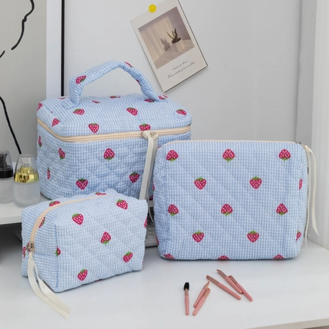 Quilted Strawberry Cosmetic Bag Gingham Polyester Travel Toiletry Organizer Handheld Makeup Pouch For Women