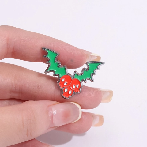 Spilla Teschio con Ali di Pipistrello Gotico Oscuro Spilla in Smalto Creativa Halloween per Vestiti Zaino Accessori Regali