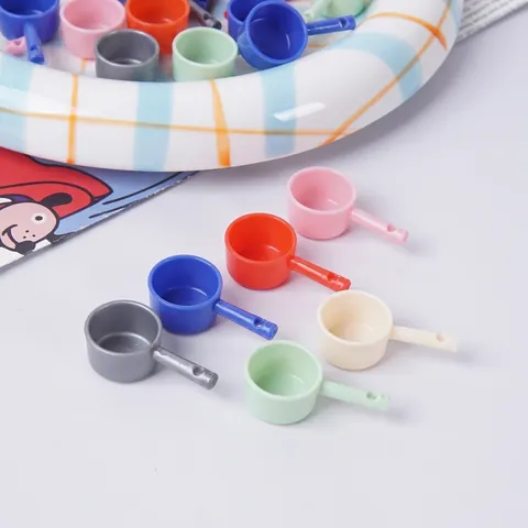 Modèle De Louche À Eau Miniature Pour Maison De Poupée Jouet Ustensile De Cuisine En Plastique Accessoire Coloré