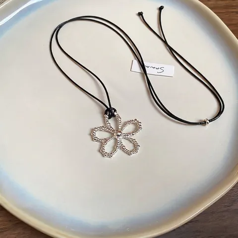 Collana Con Pendente A Fiore In Lega Con Cordino Cerato Nero Minimalista Per Donna