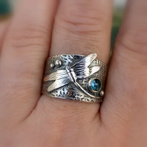 Vintage Brede Band Ring Legering Libel Reliëf Gehamerde Textuur Blauwe Strass Antiek Zilver Finish Boho Sieraden Dames