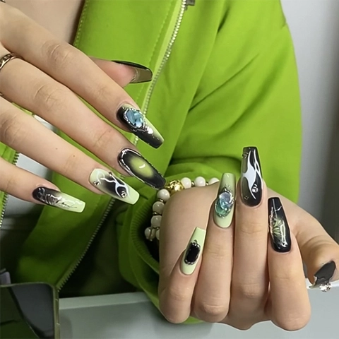 Long Coffin Press On Nails Schwarz Grün Schmetterling Flamme Gradient 3D Strass Französisch Künstliche Nägel