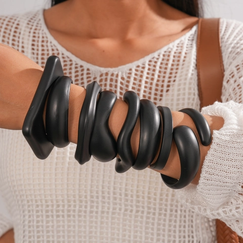 Matte Zwarte Acryl Bangle Onregelmatige Geometrische Open Armband Minimalistische Donkere Stijl Sieraden Voor Vrouwen