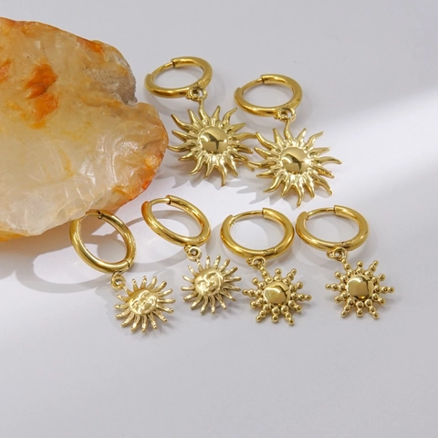 Pendientes De Aro Con Colgante De Sol De Acero Inoxidable Chapado En Oro De 14K Estilo Celestial Para Mujer