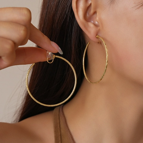 Matte Frosted Große Runde Hoop Clip On Ohrringe 18K Gold Plattiert Kupfer Minimalistischer Schmuck Ohne Piercing