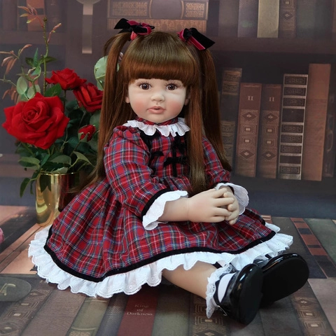 Realistische Reborn Kleinkind Puppe Lebensechte Simulation Babypuppe Braunes Haar Kariertes Kleid Weich Silikon Stoffkörper