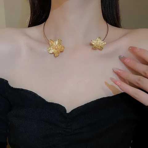Elegante Open Choker Ketting Met 3D Metalen Bloemenuiteinden Getextureerde Gehamerde Legering Torque Voor Dames Vintage Sieraden
