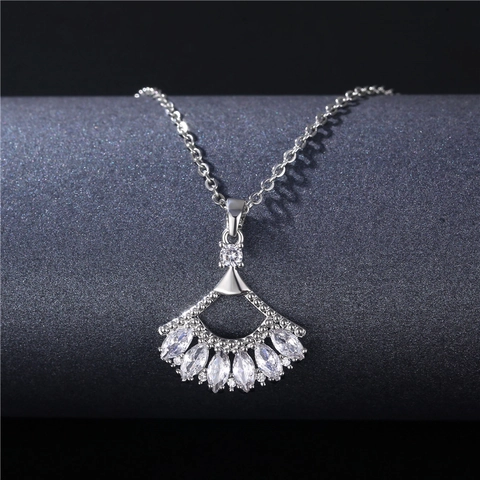 Collier À Pendentif En Forme D'Éventail Acier Titane Cuivre Zircon Ajouré Géométrique Bijoux Minimalistes Pour Femmes Élégant Style Ins