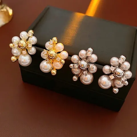 Französisch Retro Blumencluster Imitationsperlen Ohrstecker Mit Zirkon Kupferbasis Und Silbernem Ohrstift Für Damen Eleganter Schmuck